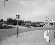 855046 Gezicht op de Energieweg op industrieterrein Lage Weide te Utrecht, met rechts een Mobil benzine en ...